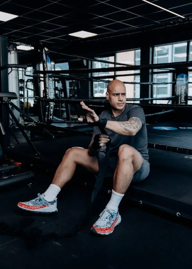 Sporter traint op de roeimachine in de studio van Davinci Gym