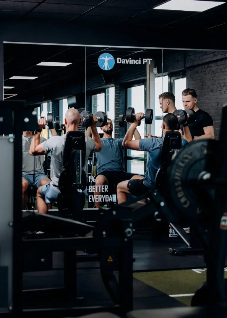 Small group krachttraining met dumbbells onder begeleiding van coaches bij Davinci Gym