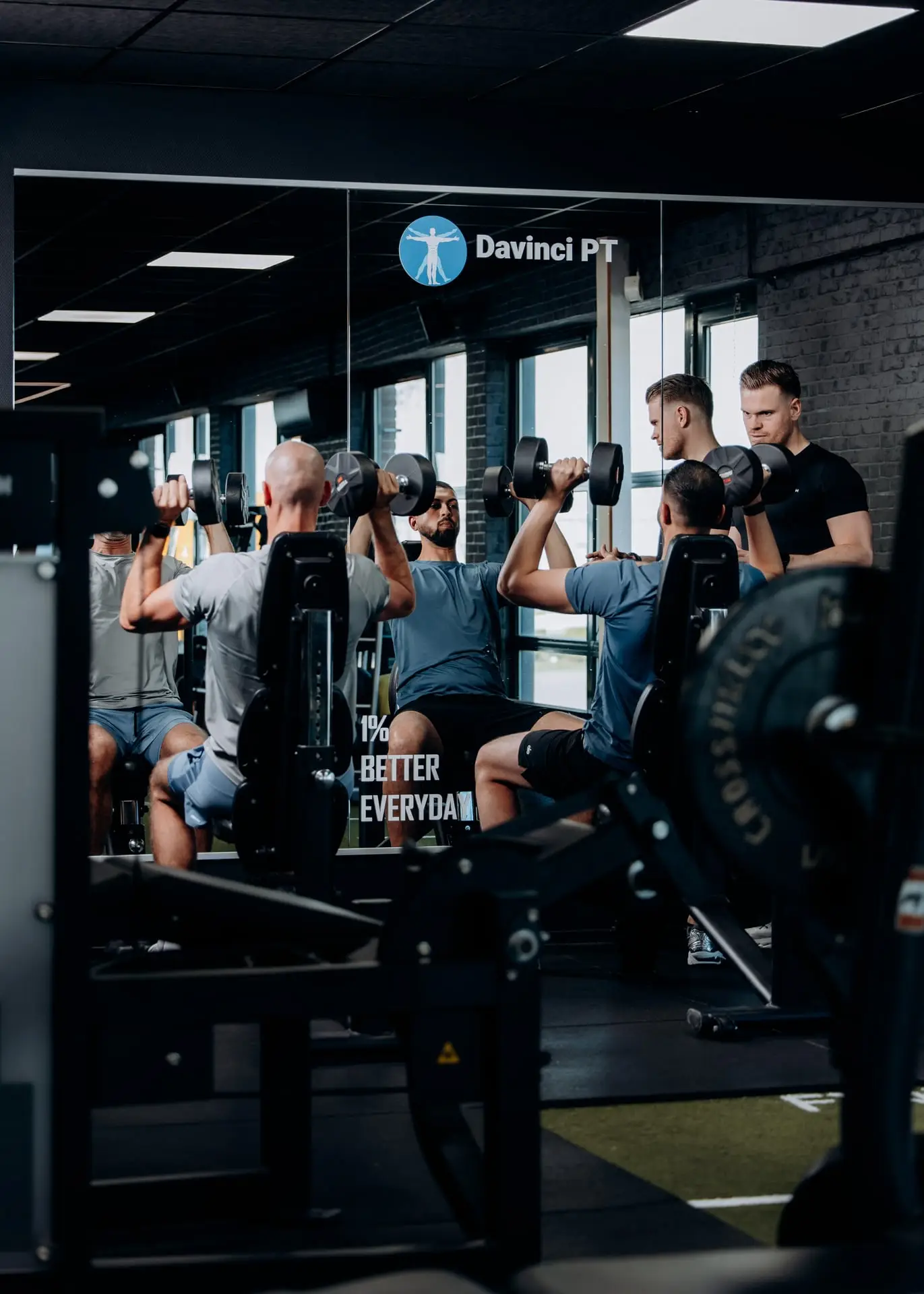 Small group krachttraining met dumbbells onder begeleiding van coaches bij Davinci Gym