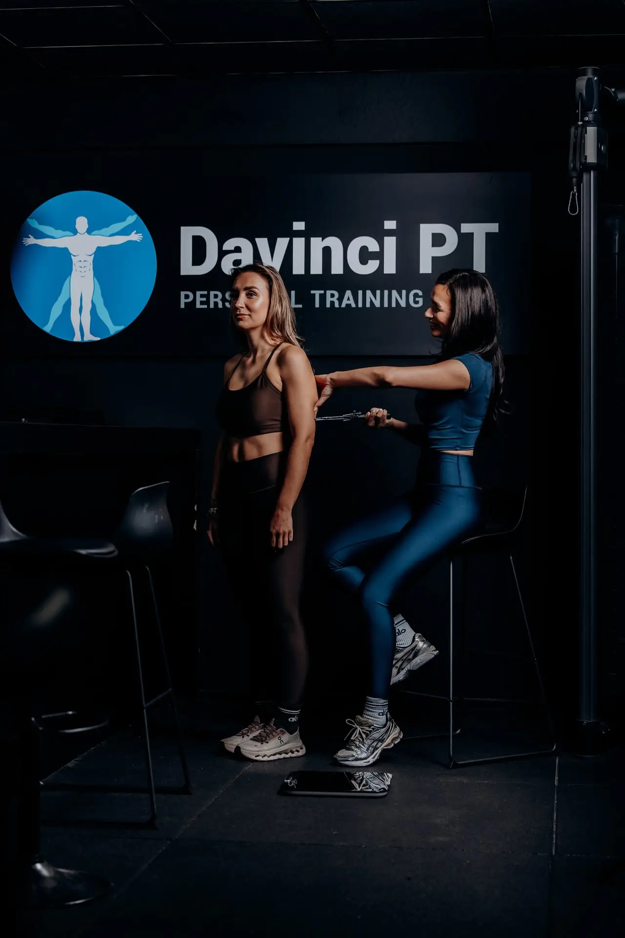 Twee vrouwen trainen samen bij Davinci Gym